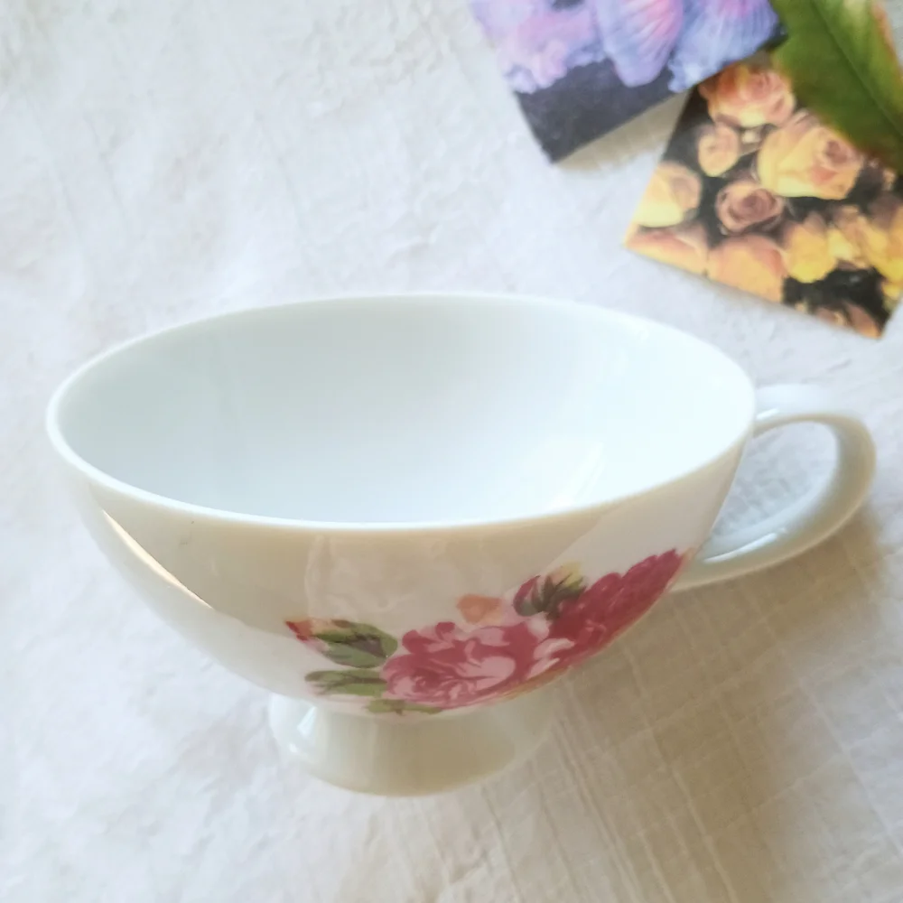 🌹 ROSETTE CORE 🌹 VTG squatty white porcelain Japanese teacup, Coquette Style